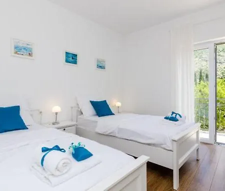 Villa Kate - Outdoor Pool, 4 Bedrooms, Free Parking