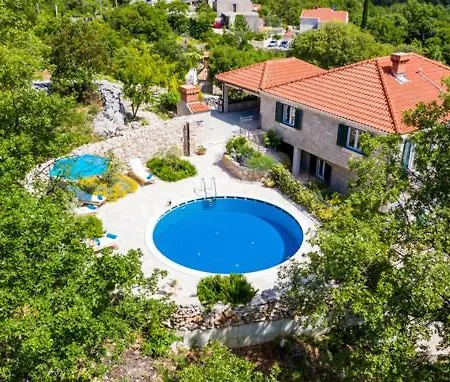 Kate - Outdoor Pool, 4 Bedrooms, Free Parking Villa *